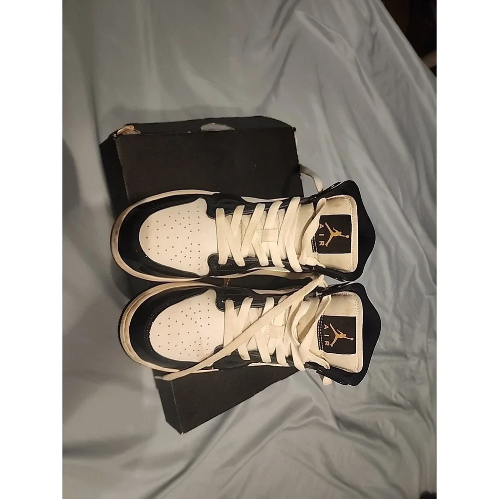 Mens Size 7y  - Nike Air Jordan 1 Mid Patent SE Black Gold  Bq6931 -007  W/box‎